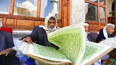​تجليد المصاحف والكتب.. عمل ينتعش في اليمن خلال شهر رمضان